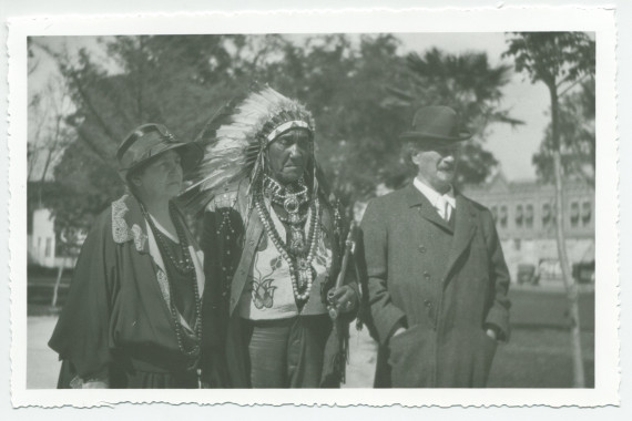 Photographie (de face) d'Hélène et Ignace Paderewski entourant un chef indien Paso Robles, en Californie
