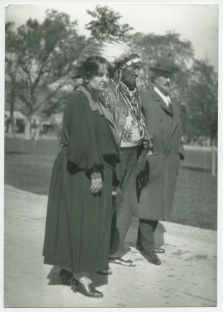Photographie (de profil) d'Hélène et Ignace Paderewski entourant un chef indien Paso Robles, en Californie