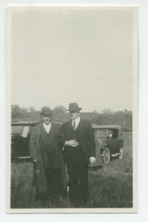 Photographie de Paderewski en compagnie de Mr O'Donnell, devant deux voitures, à Paso Robles, en Californie