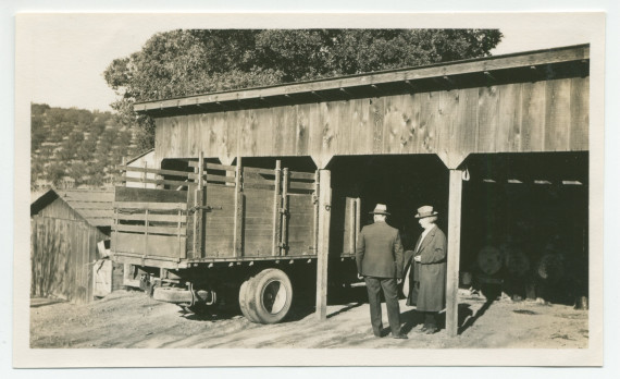 Photographie de Paderewski inspectant (avec une personne non identifiée) un nouveau camion au «Rancho Santa Helena» à Paso Robles, en Californie