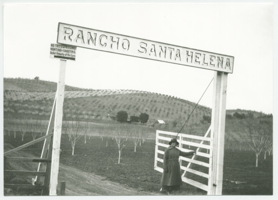 Photographie du portail d'entrée du «Rancho Santa Helena» à Paso Robles, en Californie, avec la fidèle gouvernante Augusta
