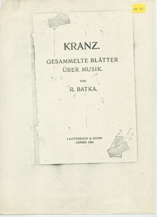 «Manru» – Chapitre 20 du livre «Kranz. Gesammelte Blätter über Musik» [sélection de papiers sur la musique] publié en 1903 chez Lauterbach & Kuhn à Leipzig par le musicologue, critique et librettiste autrichien Richard Batka