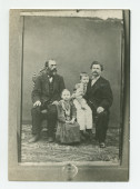 Photographie de Paderewski, âgé d'environ 10 ans, sur le genou droit de son père Jan, avec sa sœur Antonina assise au milieu et un autre homme assis à gauche (le grand-père paternel?)