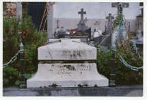 Photographie (prise en octobre 1993) de la tombe d'Hélène Paderewska au cimetière de Montmorency à Paris, placée sur celle d'Alfred Paderewski (fils d'Ignace et d'Antonina née Korsak) – vue de face
