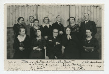 Photographie d'Henryk Opienski (1870-1942) et de son ensemble «Motet et Madrigal», dédicacée en 1937 «à Mademoiselle Hélène Lübke [secrétaire d'Hélène Paderewska] en souvenir reconnaissant» – avec toutes les signatures