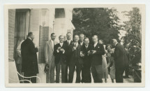Photographie des disciples polonais de Paderewski (de gauche à droite) Miecio Jodko, ?, Albert Tadlewski, Aleksander Brachocki (seul américain), ?, Stanis?aw Szpinalski et Henryk Sztompka, sur la terrasse de Riond-Bosson, vers 1929 – extraite d'un album de