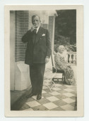 Photographie du compositeur Gustave Doret fumant une cigarette sur la terrasse de Riond-Bosson – extraite d'un album de la famille Obuchowicz