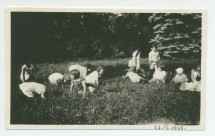 Photographie d'enfants, tout de blanc vêtus, jouant dans le parc de Riond-Bosson, le 13 juin 1929 – extraite d'un album de la famille Obuchowicz