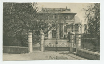 Carte postale avec légende représentant la grille nord et l'entrée postale de la «villa de M. Paderewski» à Riond-Bosson – éditée par E. Staub à Morges