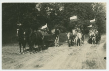 Photographie de trois calèches aux couleurs polonaises sur la route de Tolochenaz, près de Riond-Bosson, sans doute lors d'une fête de la Saint-Ignace (31 juillet) – tirage carte postale – extraite d'un album de la famille Obuchowicz