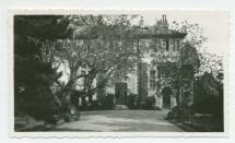 Photographie de la villa de Riond-Bosson depuis le nord, avec l'entrée principale, l'entrée des domestiques (à droite) et le catalpa (arbre «trompette») dissimulant une partie de la façade, vers 1932-1933 – extraite d'un album de la famille Obuchowicz