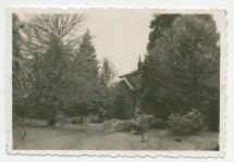 Photographie de la villa de Riond-Bosson prise depuis l'ouest, sous la neige, avec des arbres au premier plan – extraite d'un album de la famille Obuchowicz