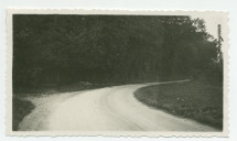 Photographie de l'ancienne route (en terre battue) menant à Tolochenaz depuis la propriété de Riond-Bosson (virage) – extraite d'un album de la famille Obuchowicz