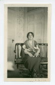Photographie d'Hélène Paderewska tenant dans ses bras deux de ses poupées (confectionnées durant la Première Guerre mondiale en faveur du «Polish Victim's Relief Fund») à Riond-Bosson