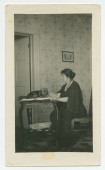 Photographie d'Hélène Paderewska carressant son chien Ping, installé sur une table dans sa chambre à coucher de Riond-Bosson