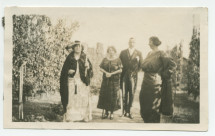 Photographie d'Hélène Paderewska se promenant dans le parc de Riond-Bosson avec une ombrelle, en compagnie notamment de sa demi-sœur Barbara Obuchowicz