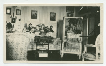 Photographie de la chambre à coucher d'Hélène Paderewska de Riond-Bosson, avec, exposées, quelques-unes de ses fameuses poupées, et un paravent – extraite d'un album de la famille Obuchowicz