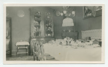 Photographie de la salle à manger de Riond-Bosson, avec la table dressée et le vaisselier à argenterie – extraite d'un album de la famille Obuchowicz