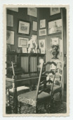 Photographie d'un coin du cabinet des trophées du salon de Riond-Bosson, avec de nombreux encadrements – extraite d'un album de la famille Obuchowicz