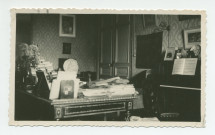 Photographie du studio de Paderewski à Riond-Bosson avec à gauche son bureau recouvert de documents et à droite le piano droit Erard – extraite d'un album de la famille Obuchowicz