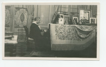 Photographie d'Antonina Wilkonska au piano dans le salon de Riond-Bosson – extraite d'un album de la famille Obuchowicz