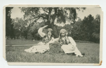 Photographie de deux jeunes gens en costumes de paysans polonais dans le parc de la propriété de Riond-Bosson – extraite d'un album de la famille Obuchowicz