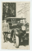 Photographie de Silvio Mongini, le chauffeur, en livrée, à côté de la Cadillac d'Hélène Paderewska, devant la villa de Riond-Bosson, en 1926