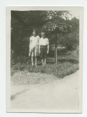 Photographie d'Anne Strakacz (fille de Sylwin, secrétaire de Paderewski) et Ignace Obuchowicz (filleul de Paderewski) dans le parc de Riond-Bosson, en 1932 – extraite d'un album de la famille Obuchowicz