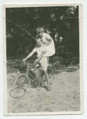 Photographie d'Ignace Obuchowicz (filleul de Paderewski) faisant du vélo dans le parc de Riond-Bosson, avec Anne Strakacz (fille de Sylwin, secrétaire de Paderewski) sur son dos, en 1932