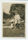 Photographie d'Ignace Obuchowicz (filleul de Paderewski) faisant du vélo dans le parc de Riond-Bosson en compagnie d'un chien dressé sur ses pattes arrières, en 1934 – extraite d'un album de la famille Obuchowicz