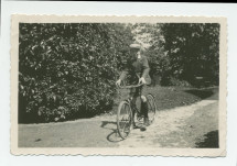 Photographie d'Ignace Obuchowicz (filleul de Paderewski) faisant du vélo dans le parc de Riond-Bosson, en 1933 – extraite d'un album de la famille Obuchowicz
