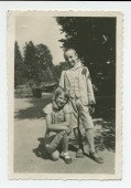 Photographie d'Ignace Obuchowicz (filleul de Paderewski) avec Anne Strakacz (fille de Sylwin, secrétaire de Paderewski) dans le parc de Riond-Bosson, en 1934 – extraite d'un album de la famille Obuchowicz