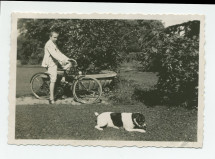 Photographie d'Ignace Obuchowicz (filleul de Paderewski) faisant du vélo dans le parc de Riond-Bosson en compagnie d'un chien, en 1934 – extraite d'un album de la famille Obuchowicz