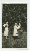 Photographie d'Ignace Obuchowicz (filleul de Paderewski) en costume traditionnel polonais dans le parc de Riond-Bosson, debout en compagnie d'Anne Strakacz (fille de Sylwin, secrétaire de Paderewski) et d'Anelka Lubussa (?), en 1936