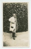 Photographie d'Ignace Obuchowicz (filleul de Paderewski) en costume traditionnel polonais dans le parc de Riond-Bosson, en 1936 – extraite d'un album de la famille Obuchowicz