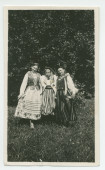 Photographie d'Ignace Obuchowicz (filleul de Paderewski) en costume traditionnel polonais, en compagnie de deux autres enfants, dans le parc de Riond-Bosson – extraite d'un album de la famille Obuchowicz