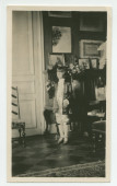 Photographie d'Ignace Obuchowicz (filleul de Paderewski) en costume traditionnel polonais dans le cabinet aux trophées du salon de Riond-Bosson – extraite d'un album de la famille Obuchowicz