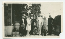Photographie d'Hélène et Ignace Paderewski avec la famille du Dr Dunham, Barbara Obuchowicz et son mari (?), Mme Rembielinska et Miecio Jodko sur la terrasse de Riond-Bosson, lors d'une fête de la Saint-Ignace (31 juillet) vers 1927