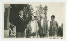 Photographie d'Hélène et Ignace Paderewski en compagnie d'un homme et d'une femme non identifiés sur la terrasse de Riond-Bosson, le 30 août 1929