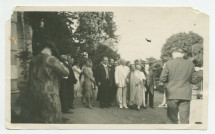 Photographie d'Hélène et Ignace Paderewski dans le parc de Riond-Bosson, entourés d'invités lors de la fête de la Saint-Ignace (31 juillet) 1929 – extraite d'un album de la famille Obuchowicz