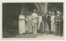 Photographie d'Hélène et Ignace Paderewski dans le parc de Riond-Bosson, entourés d'invités lors de la fête de la Saint-Ignace (31 juillet) 1929 – extraite d'un album de la famille Obuchowicz