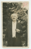 Photographie de Paderewski sur la terrasse de Riond-Bosson, cigarette dans la main, en 1935