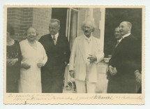 Photographie de Paderewski sur la terrasse de Riond-Bosson, en compagnie de sa sœur Antonina Wilkonska, du général Sikorski, du sculpteur François Black et d'un ecclésiastique, en 1936