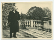 Photographie de Paderewski sur la terrasse de Riond-Bosson en 1938, manteau noir et chapeau à la main – extraite d'un album de la famille Obuchowicz