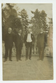 Photographie de Paderewski, en compagnie de deux prêtres et d'un homme non identifiés, sur la terrasse de Riond-Bosson