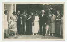 Photographie de groupe sur la terrasse de Riond-Bosson, avec au centre Hélène et Ignace Paderewski, et la sœur de ce dernier Antonina Wilkonska