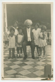 Photographie de Paderewski entouré des jumelles Tadlewski, des filles Dygat et de son neveu Ignace Obuchowicz (filleul de Paderewski et fils de la demi-sœur d'Hélène Paderewska) sur la terrasse de Riond-Bosson, en 1930 – 2e tirage détouré