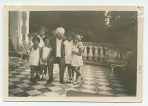 Photographie de Paderewski entouré des jumelles Tadlewski, des filles Dygat et de son neveu Ignace Obuchowicz (filleul de Paderewski et fils de la demi-sœur d'Hélène Paderewska) sur la terrasse de Riond-Bosson, en 1930