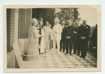 Photographie d'Ignace Paderewski sur la terrasse de Riond-Bosson, en compagnie notamment de Mme Rembielinska, Barbara Obuchowicz, de sa sœur Antonina Wilkonska, du dramaturge René Morax et du compositeur Henryk Opienski