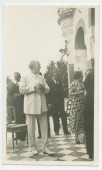 Photographie de Paderewski sur la terrasse de Riond-Bosson, en compagnie notamment (à sa gauche, derrière lui) de son disciple Stanislaw Szpinalski et de Barbara Obuchowicz (demi-sœur de son épouse) – extraite d'un album de la famille Obuchowicz